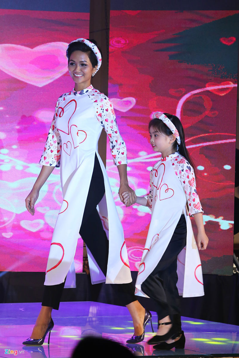 Dàn hoa hậu, á hậu Việt trình diễn áo dài gây quỹ từ thiện